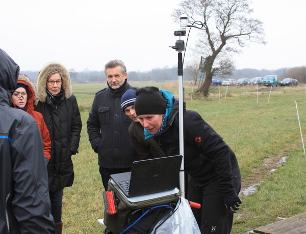 Dr. Bärbel Tiemeyer vom Thünen Institut (rechts) erläutert die Klimagasmessung unter den Plexiglashauben im Hammelwarder Moor. Foto: Grünlandzentrum